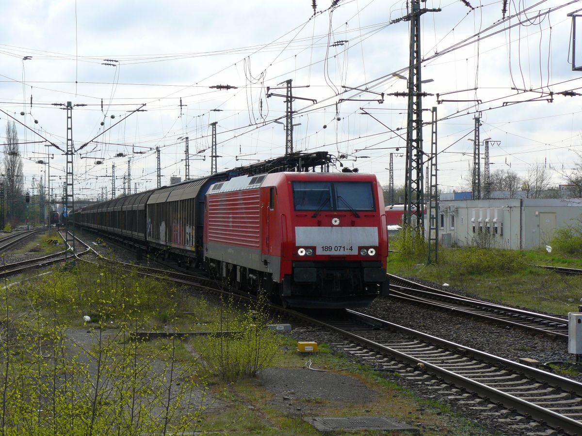 DB Schenker 189 071-4 met G�terzug. Emmerich am Rhein 18-04-2015.

DB Schenker 189 071-4 met goederentrein uit de richting Wesel. Emmerich, Duitsland 18-04-2015.