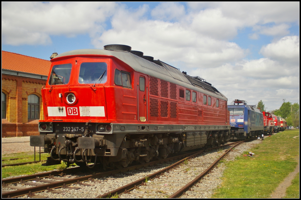 DB Schenker 232 347-5 in Magdeburg Neustadt, 10.05.2015
<br><br>
Zu Gast beim Familienfest der Eisenbahnfreunde Magdeburg e.V. war die im Jahr 1976 an die DR als 132 347-6 ausgelieferte Lok vom Typ TE 109. Im Jahr 1992 erfolgte dann die Umzeichnung 232 347-5 (NVR-Nummer 92 80 1232 347-5 D-DB)