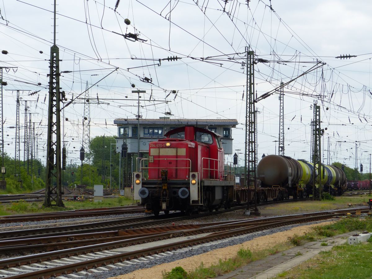 DB Schenker dieselloc 294 670-5 Rangierbahnhof Gremberg bei Gremberg Gnf (Gremberg Nord Fahrdienstleitung), Kln 20-05-2016.

DB Schenker dieselloc 294 670-5 rangeerstation Gremberg bij seinhuis Gremberg Gnf (Gremberg Nord Fahrdienstleitung), Keulen 20-05-2016.