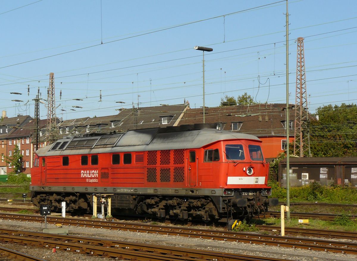 DB Schenker Diesellok 232 561-1, Oberhausen Osterfeld, Deutschland 12-09-2014.

DB Schenker diesellocomotief 232 561-1 met oude opschrift Railion. Oberhausen Osterfeld, Duitsland 12-09-2014.