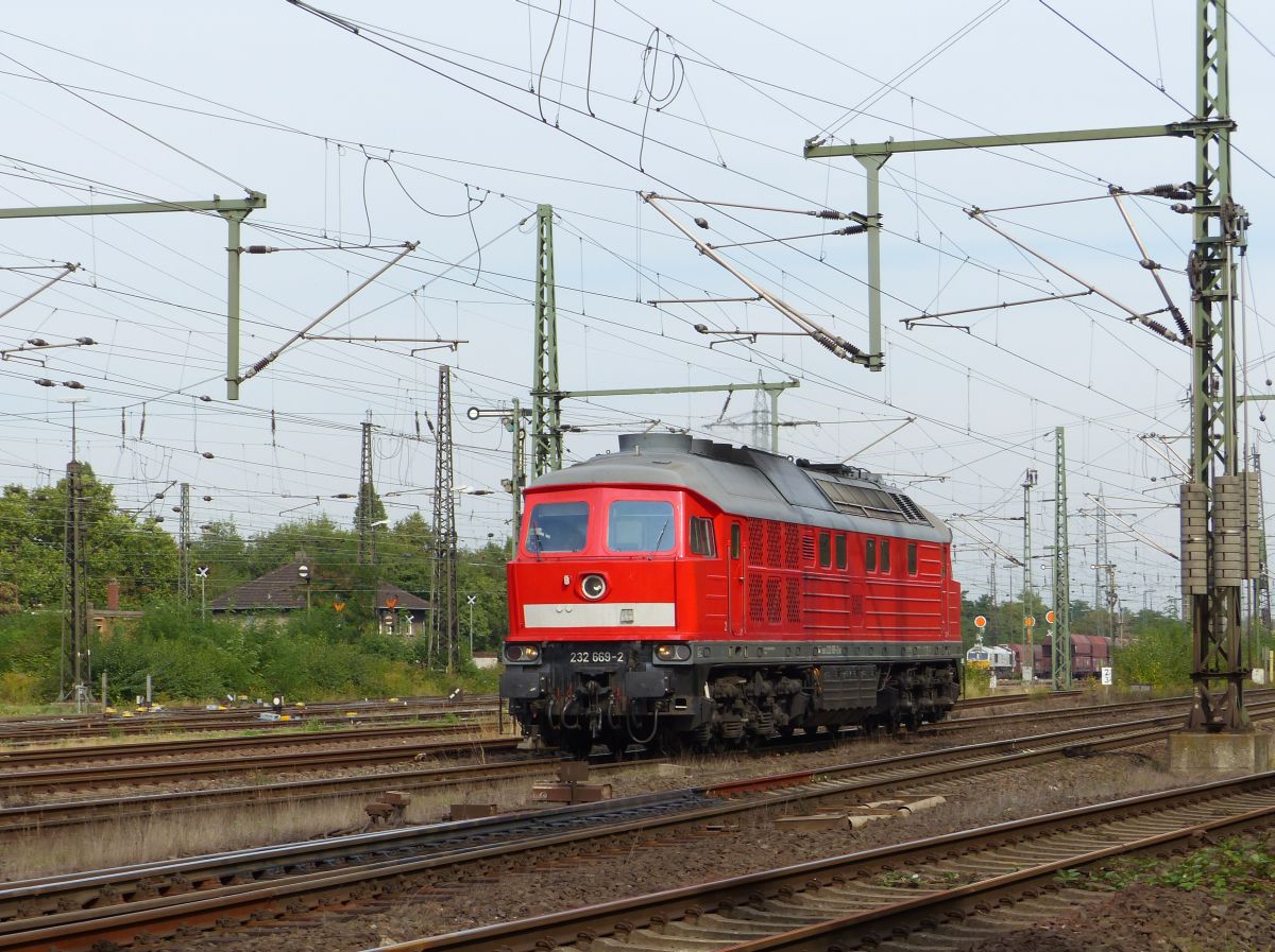 DB Schenker Diesellok 232 669-2 Gterbahnhof Oberhausen West 22-09-2016.

DB Schenker dieselloc 232 669-2 goederenstation Oberhausen West 22-09-2016.