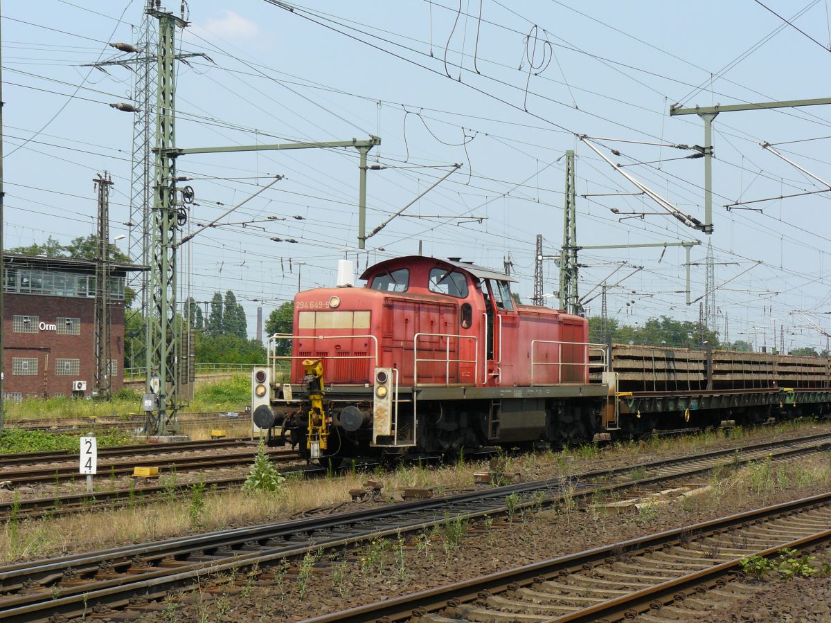 DB Schenker Diesellok 294 649-9. Oberhausen West 03-07-2015.

DB Schenker locomotief 294 649-9. Oberhausen West 03-07-2015.