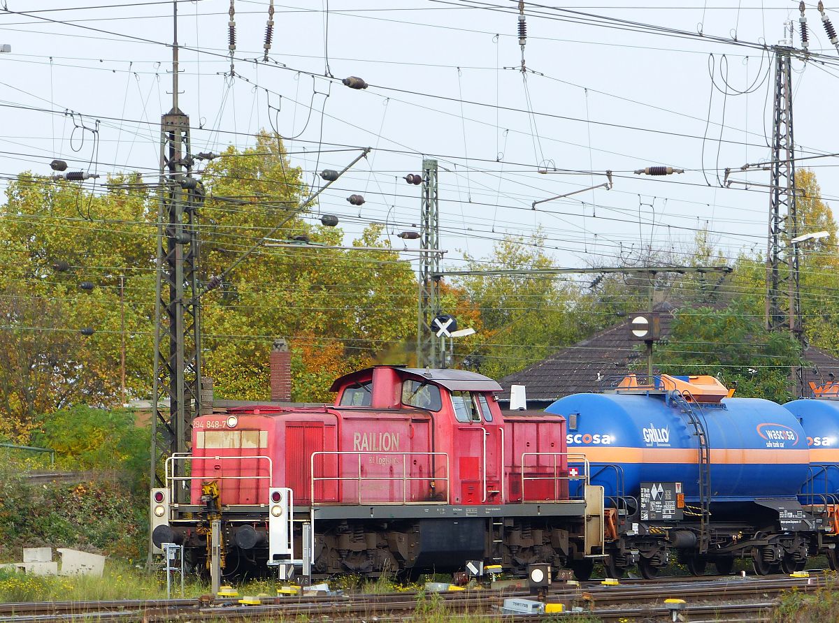 DB Schenker Diesellok 294 848-7 Gterbahnhof Oberhausen West 30-10-2015.

DB Schenker dieselloc 294 848-7 goederenstation Oberhausen West 30-10-2015.