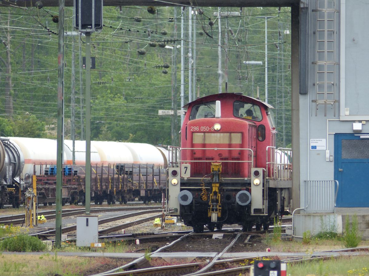 DB Schenker Diesellok 296 050-8 Gremberg Gnf (Gremberg Nord Fahrdienstleitung), Rangierbahnhof Klen Gremberg 20-05-2016.

DB Schenker dieselloc 296 050-8 onder het seinhuis Gremberg Gnf (Gremberg Nord Fahrdienstleitung), rangeerstation Keulen Gremberg 20-05-2016.