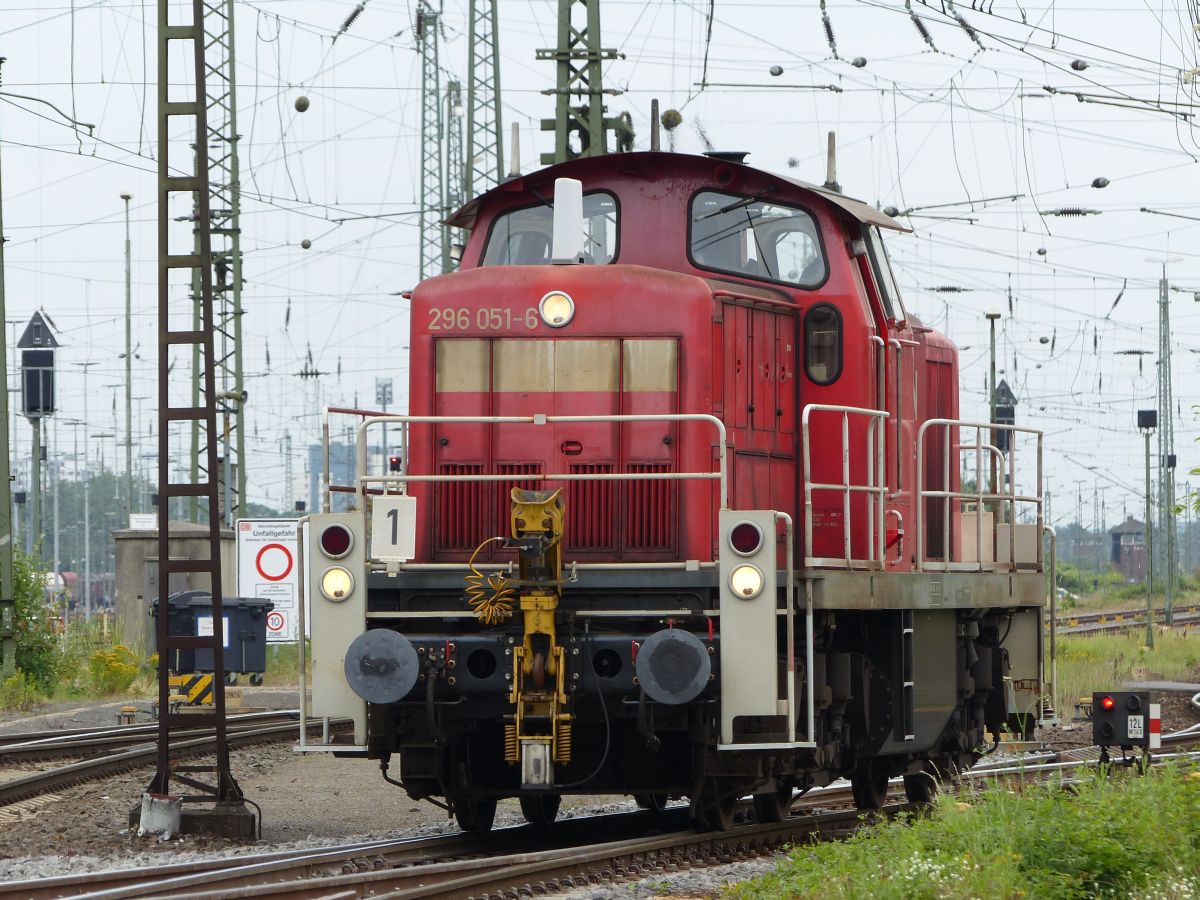 DB Schenker Diesellok 296 051-6 Rangierbahnhof Gremberg, Kln, 09-07-2016.

DB Schenker dieselloc 296 051-6 rangeerstation Gremberg, Keulen 09-07-2016.