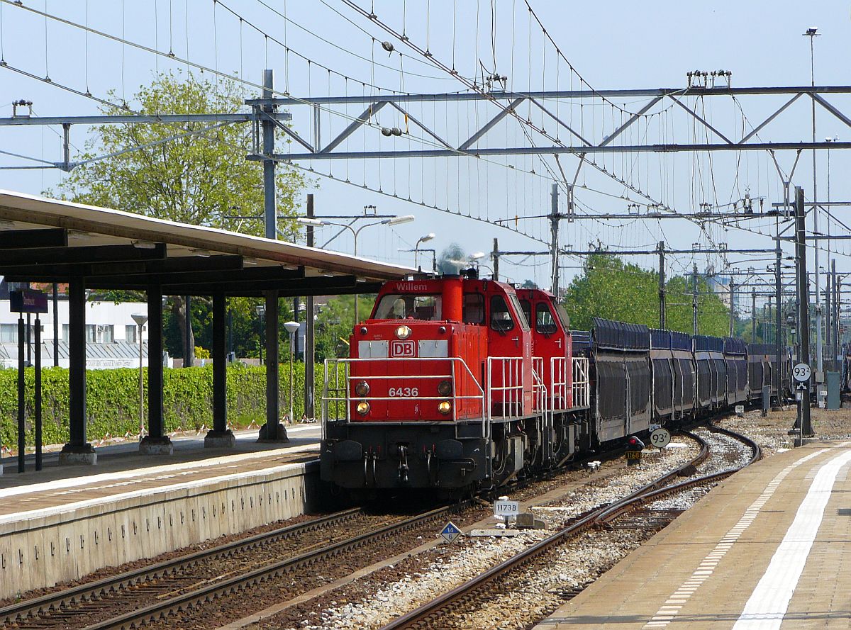 DB Schenker Diesellok 6436 met zusterloc Gleis 1 Dordrecht, Niederlande 12-06-2015.

DB Schenker dieselloc 6436 met zusterloc spoor 1 Dordrecht, Nederland 12-06-2015.