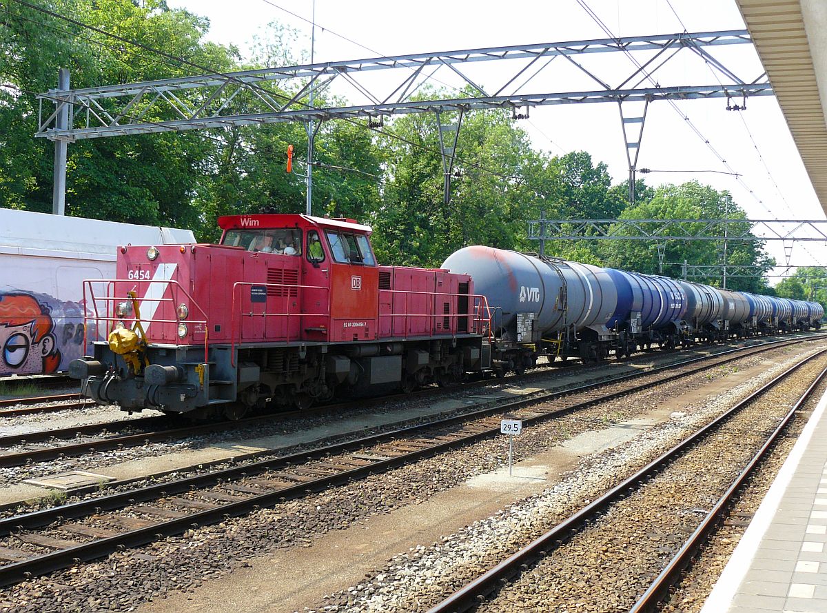 DB Schenker Diesellok 6454 mit Kesselwagenzug Zeehaven auf Gleis 7 in Dordrecht, Niederlande 12-06-2015.

DB Schenker dieselloc 6454 met trein voor Dordrecht Zeehaven op spoor 7 Dordrecht 12-06-2015.