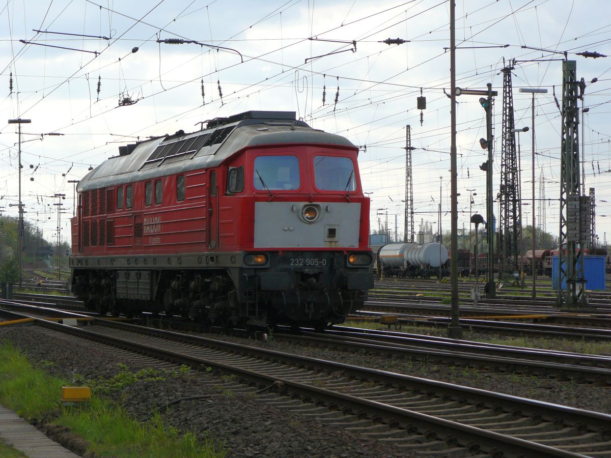 DB Schenker Dieselok 232 905-0 Oberhausen West 18-04-2015.

DB Schenker diesellocomotief 232 905-0 rangeerterrrein Oberhausen West, Duitsland 18-04-2015.