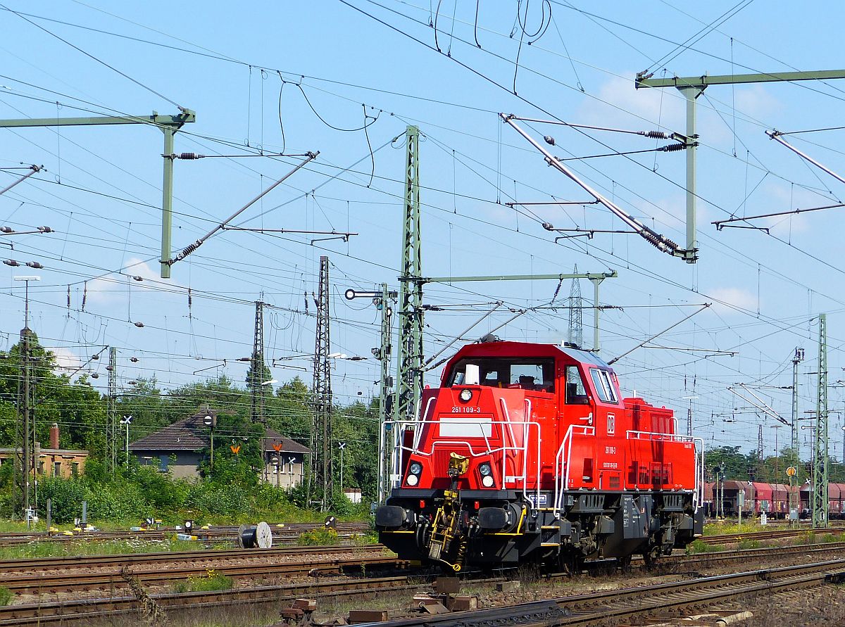 DB Schenker Gravita 10BB Diesellok 261 109-3. Oberhausen West 11-09-2015.

DB Schenker dieselloc 261 109-3 type Gravita 10BB. Oberhausen West 11-09-2015.