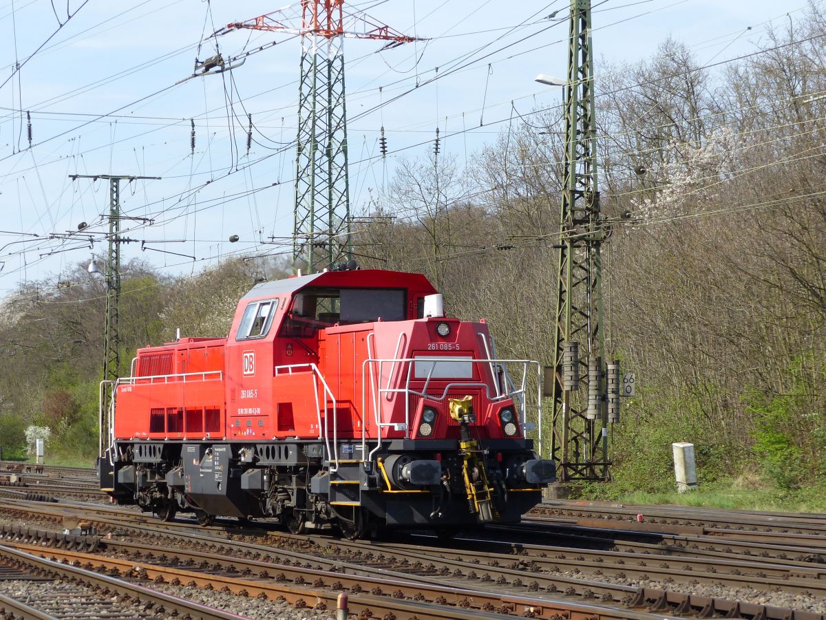 DB Schenker Gravita 10BB Diesellok 261 085-5. Rangierbahnhof Kln Gremberg 31-03-2017.

DB Schenker dieselloc 261 085-5 type Gravita 10BB. Rangeerstation Keulen Gremberg 31-03-2017.