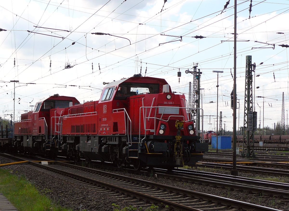 DB Schenker Gravita 15L BB Diesellok 265 028-1 Baujahr 2013. Oberhausen West 18-04-2015.

DB Schenker Gravita 15L BB diesellocomotief 265 028-1 bouwjaar 2013. Oberhausen West 18-04-2015.