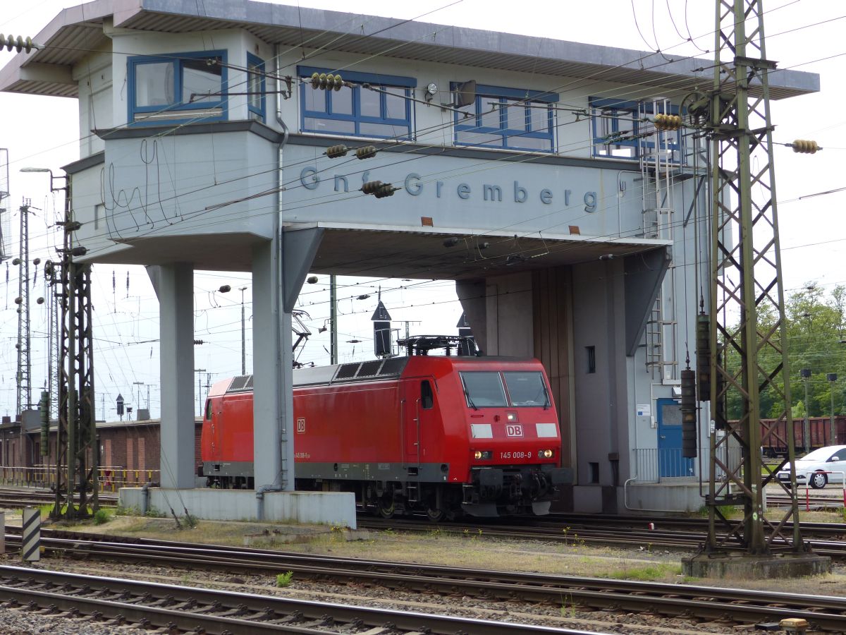 DB Schenker loc 145 008-9 Rangierbahnhof Gremberg. Gremberg Gnf (Gremberg Nord Fahrdienstleitung). Porzer Ringstra�e, K�ln 20-05-2016.

DB Schenker loc 145 008-9 rangeerstation Gremberg onder seinhuis Gremberg Gnf (Gremberg Nord Fahrdienstleitung). Porzer Ringstra�e, Keulen 20-05-2016.