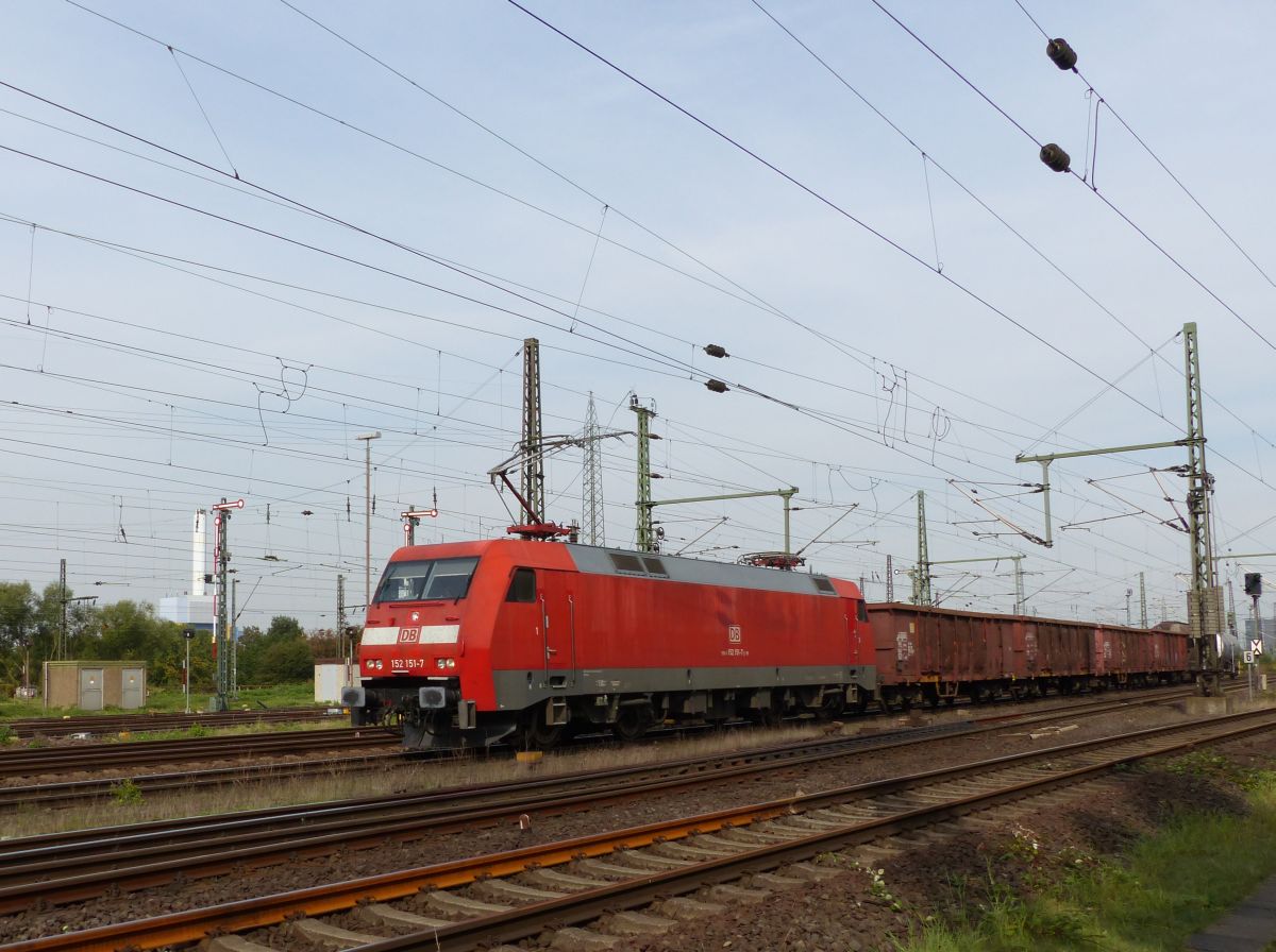 DB Schenker loc 151 152-7 G�terbahnhof Oberhausen West 22-09-2016.

DB Schenker loc 151 152-7 goederenstation Oberhausen West 22-09-2016.