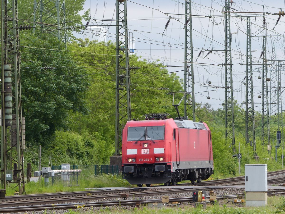 DB Schenker loc 185 364-7 Rangierbahnhof Gremberg, Bahn�bergang Porzer Ringstra�e, K�ln 20-05-2016.

DB Schenker loc 185 364-7 rangeerstation Gremberg, overweg Porzer Ringstra�e, Keulen 20-05-2016.