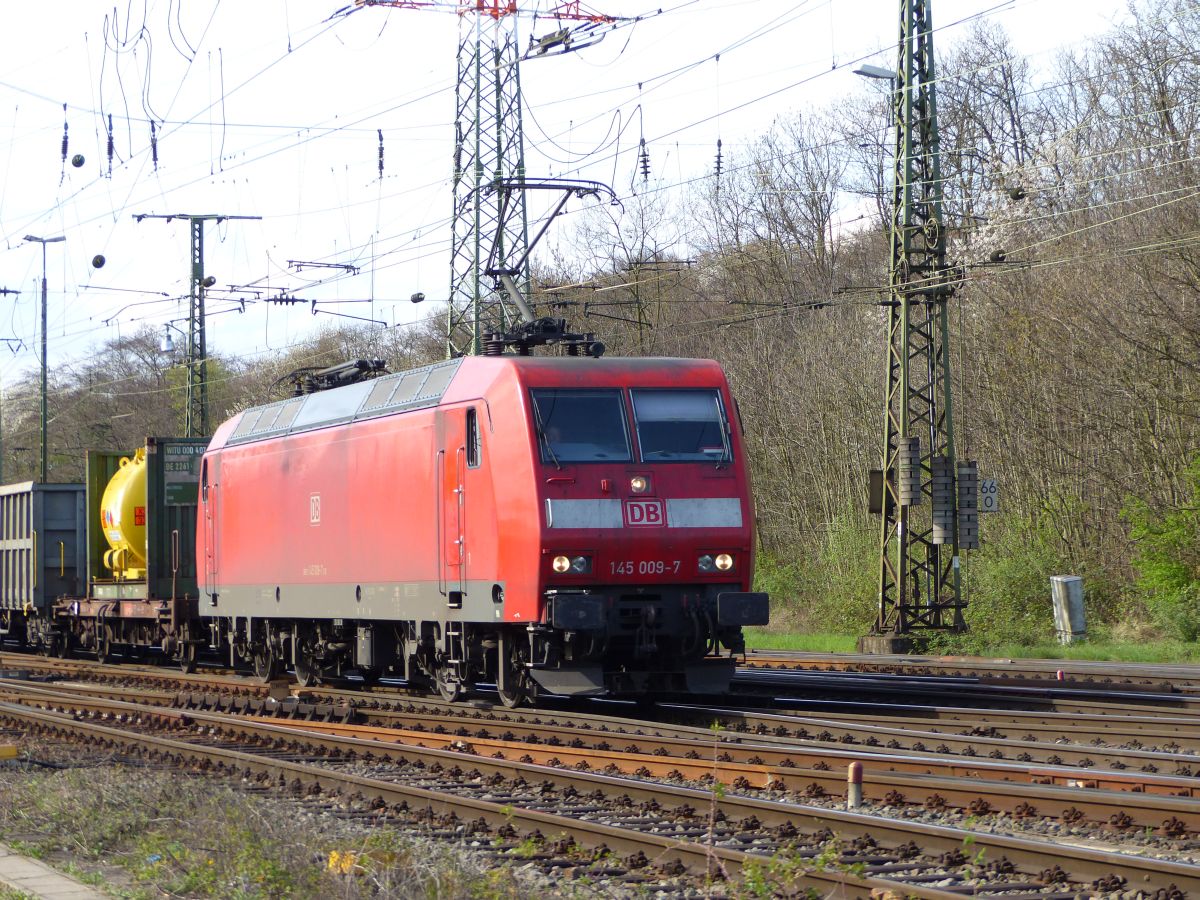 DB Schenker Lok 145 009-7 Rangierbahnhof K�ln Gremberg 31-03-2017.

DB Schenker loc 145 009-7 rangeerstation Keulen Gremberg 31-03-2017.