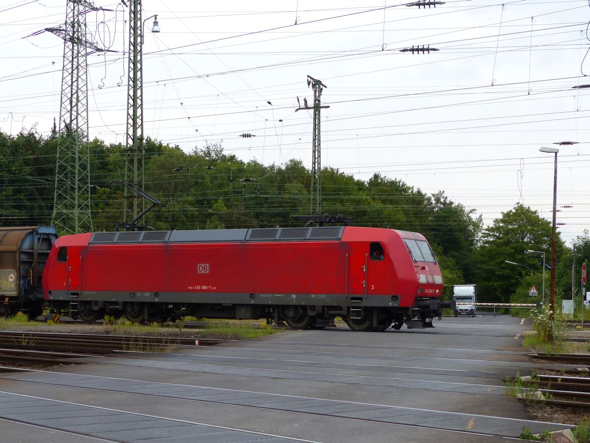 DB Schenker Lok 145 066-7 Rangierbahnhof Gremberg Bahn�bergang Porzer Ringstra�e, K�ln 08-07-2016.


DB Schenker loc 145 066-7 rangeerstation Gremberg overweg Porzer Ringstra�e, Keulen 08-07-2016.