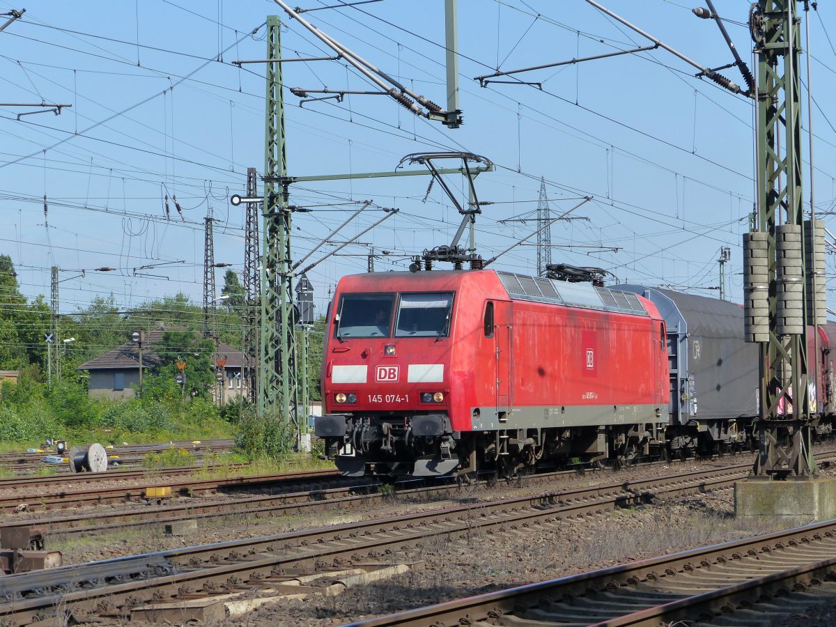 DB Schenker Lok 145 074-1 met G�terzug, Oberhausen West 11-09-2015.

DB Schenker loc 145 074-1 met goederentrein, Oberhausen West 11-09-2015.