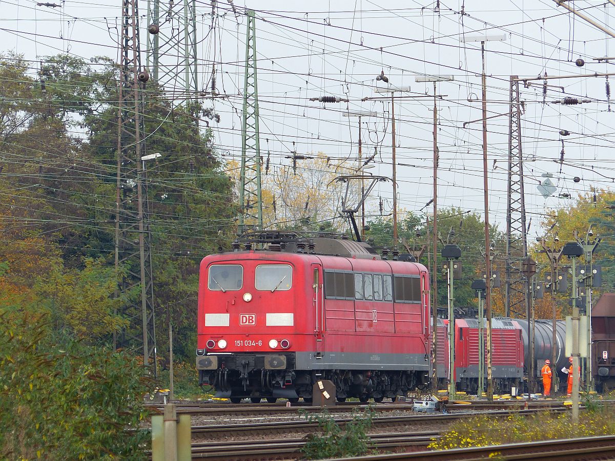 DB Schenker Lok 151 034-6 Oberhausen West 30-10-2015.

DB Schenker loc 151 034-6 Oberhausen West 30-10-2015.