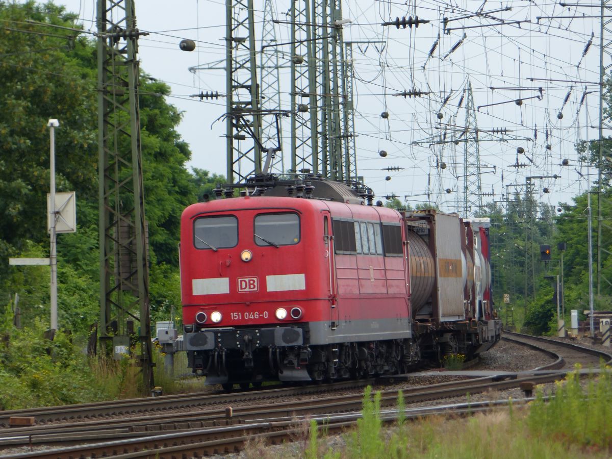 DB Schenker Lok 151 046-0 Rangierbahnhof Gremberg bei Bahn�bergang Porzer Ringstra�e, K�ln 09-07-2016.

DB Schenker loc 151 046-0 rangeerstation Gremberg bij overweg Porzer Ringstra�e, Keulen 09-07-2016.