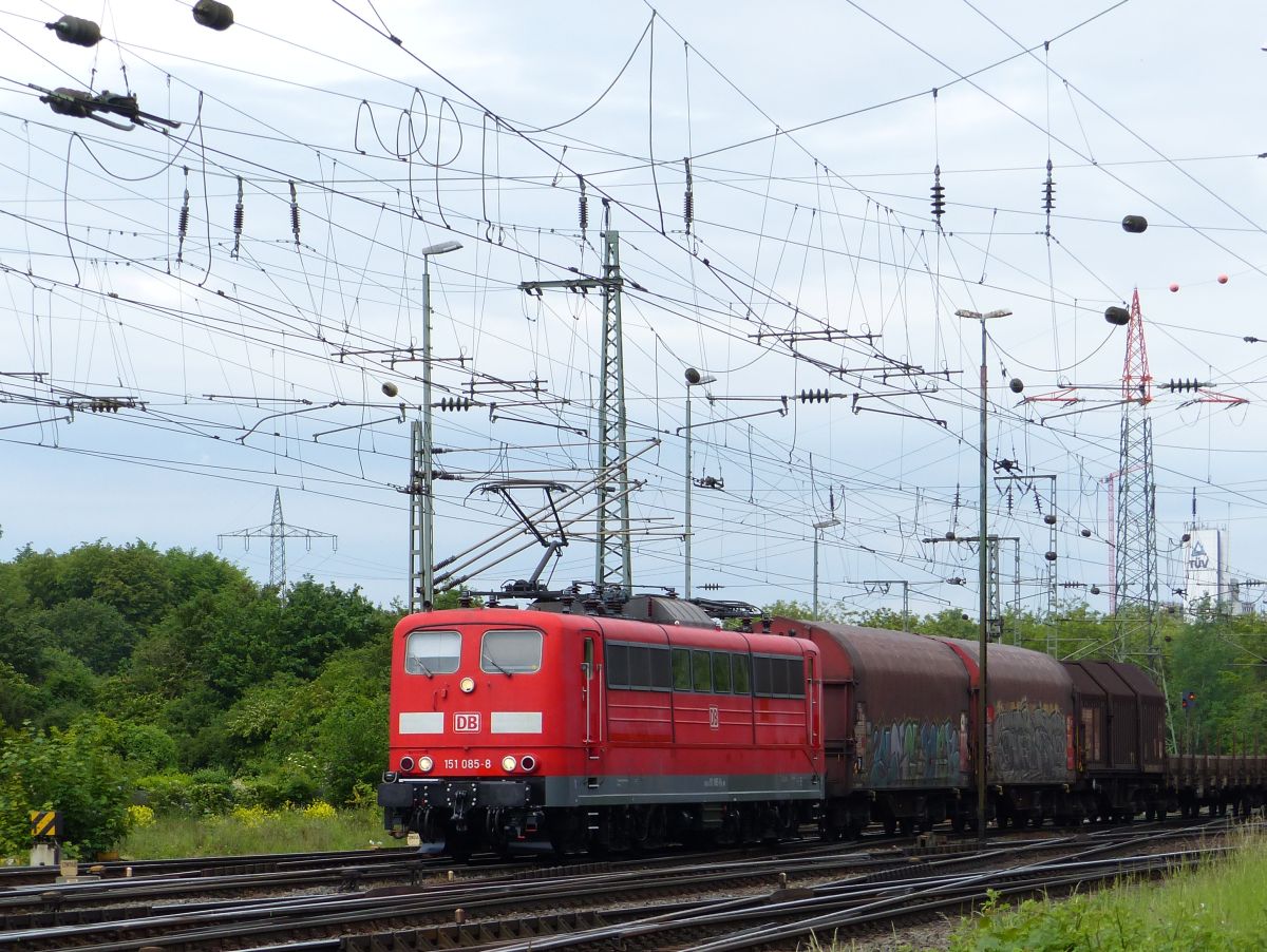 DB Schenker Lok 151 085-8 Rangierbahnhof Gremberg. Bahn�bergang Porzer Ringstra�e, K�ln 20-05-2016.

DB Schenker loc 151 085-8 rangeerstation Gremberg nadert overweg Porzer Ringstra�e, Keulen 20-05-2016.