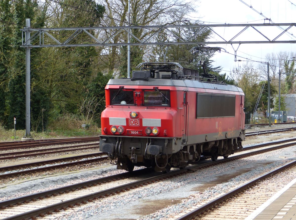DB Schenker Lok 1604 Dordrecht 07-04-2016.

DB Schenker loc 1604 Dordrecht 07-04-2016.