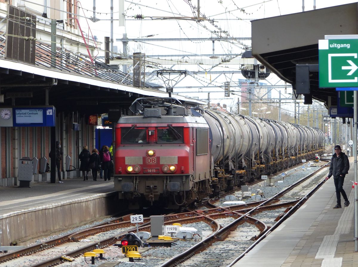 DB Schenker Lok 1615 mit Kesselwagenzug Gleis 1 Dordrecht 07-04-2016.

DB Schenker loc 1615 met ketelwagentrein spoor 1 Dordrecht 07-04-2016.