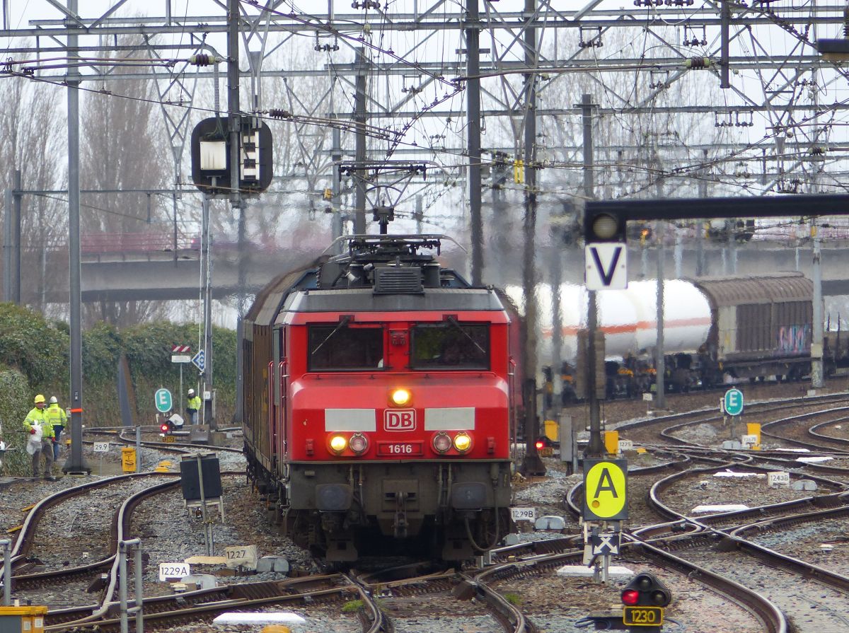 DB Schenker Lok 1616 durchfahrt Dordrecht 07-04-2016.

DB Schenker loc 1616 doorkomst Dordrecht 07-04-2016.