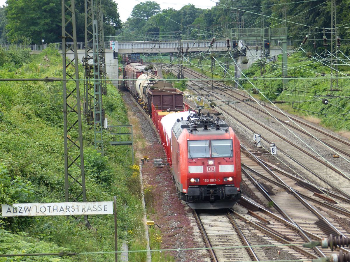 DB Schenker Lok 185 063-5 mit G�terzug Forsthausweg, Duisburg 08-07-2016.

DB Schenker loc 185 063-5 met goederentrein Forsthausweg, Duisburg 08-07-2016.