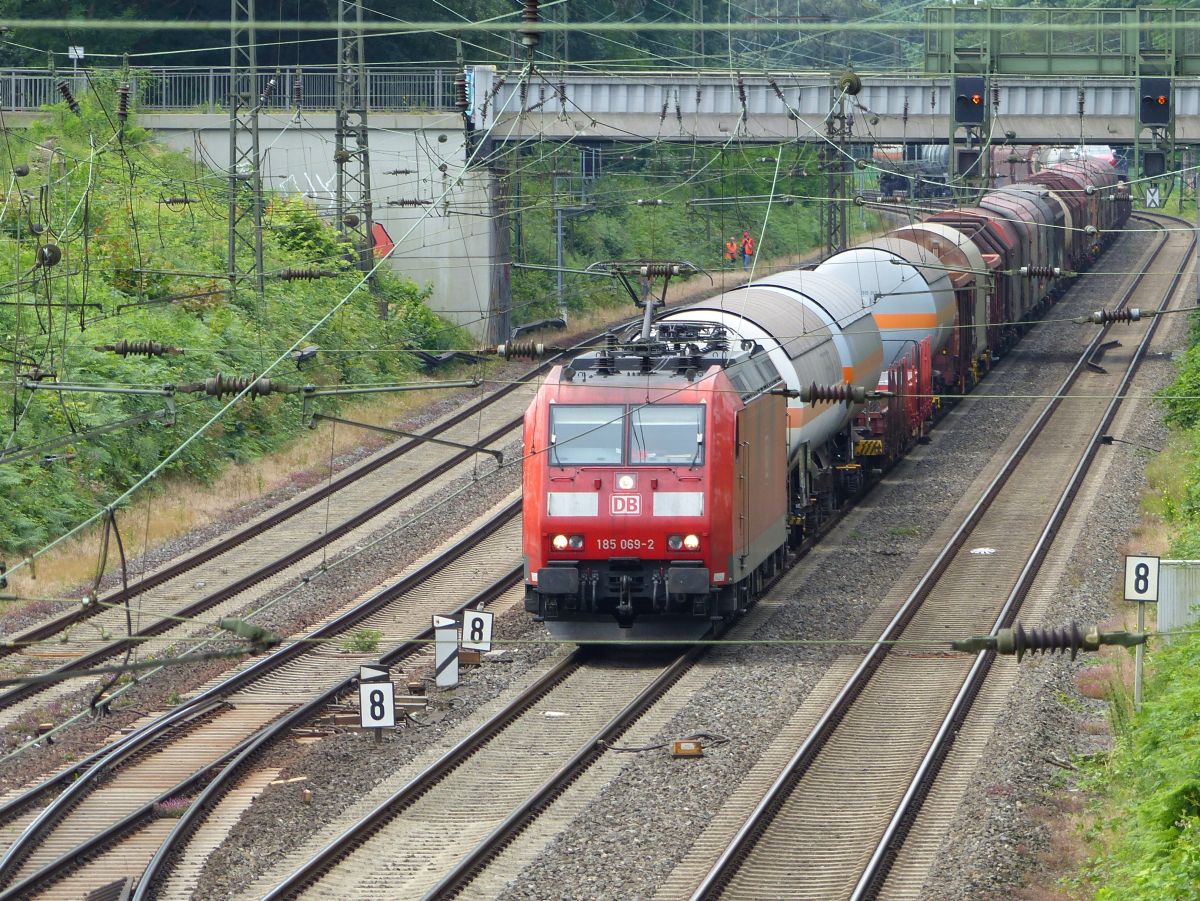 DB Schenker Lok 185 069-2 mit G�terzug. Abzweig Lotharstrasse, Forsthausweg, Duisburg 08-07-2016.

DB Schenker loc 185 069-2 met een bonte goederentrein. Abzweig Lotharstrasse, Forsthausweg, Duisburg 08-07-2016.