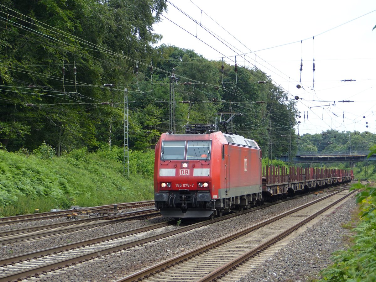 DB Schenker Lok 185 076-7 mit G�terzug. Forsthausweg, Duisburg 08-07-2016.

DB Schenker loc 185 076-7 met een goederentrein. Forsthausweg, Duisburg 08-07-2016.