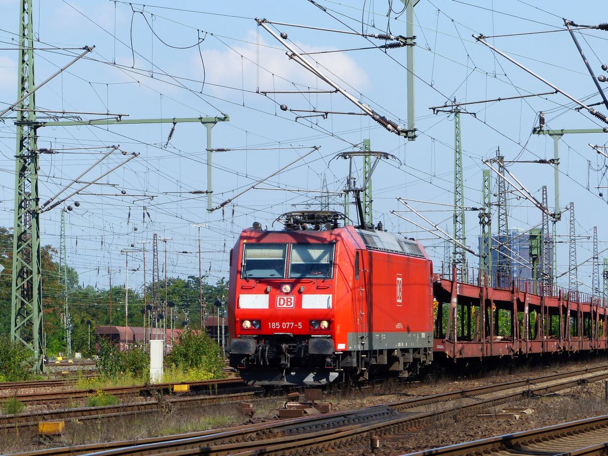 DB Schenker Lok 185 077-5 mit Gterzug. Oberhausen West 11-09-2015.

DB Schenker loc 185 077-5 met goederentrein. Oberhausen West 11-09-2015.