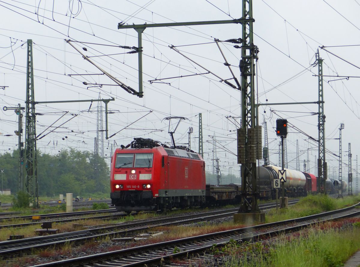 DB Schenker Lok 185 146-8 G�terbahnhof Oberhausen West 20-05-2016.

DB Schenker loc 185 146-8 in de stromende regen. Goederenstation Oberhausen West 20-05-2016.