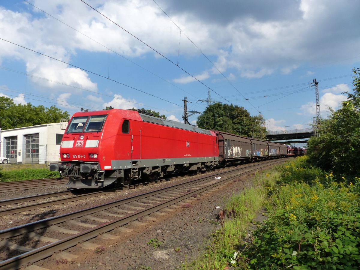 DB Schenker Lok 185 174-0 bei Oberhausen Osterfeld S�d 11-09-2015.

DB Schenker loc 185 174-0 bij Oberhausen Osterfeld S�d 11-09-2015.