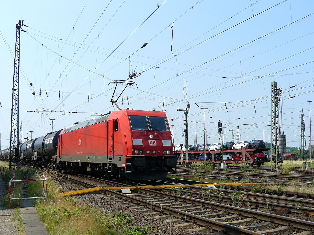 DB Schenker Lok 185 203-7 Oberhausen West 03-07-2015.


DB Schenker loc 185 203-7 met een ketelwagentrein. Oberhausen West 03-07-2015.