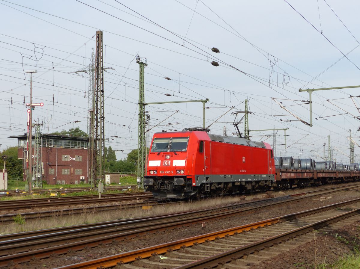 DB Schenker Lok 185 242-5 G�terbahnhof Oberhausen West 22-09-2016.

DB Schenker loc 185 242-5 goederenstation Oberhausen West 22-09-2016.