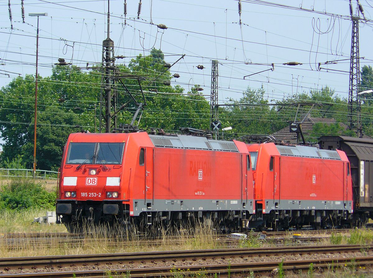 DB Schenker Lok 185 253-2 und 185 258-1 in Oberhausen West am 03-07-2015.

DB Schenker locomotief 185 253-2 en 185 258-1 in Oberhausen West, Duitsland 03-07-2015.