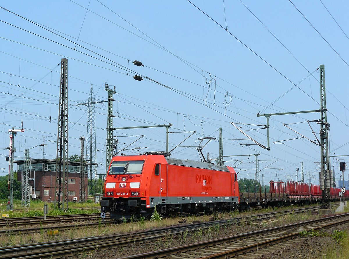 DB Schenker Lok 185 281-3 Oberhausen West 03-07-2015.

DB Schenker loc 185 281-3 Oberhausen West 03-07-2015.