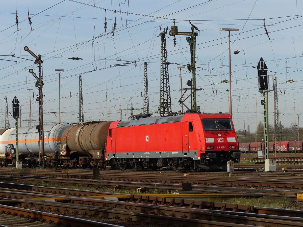 DB Schenker Lok 185 319-1 G�terbahnhof Oberhausen West 31-03-2017.

DB Schenker loc 185 319-1 goederenstation Oberhausen West 31-03-2017.