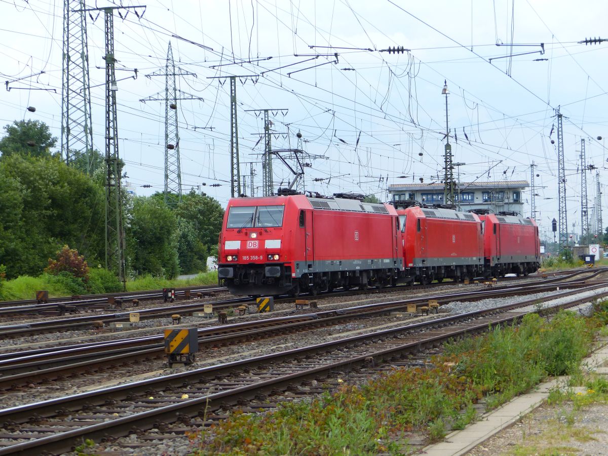 DB Schenker Lok 185 358-9 mit 185-XXX-X und 185-228-4. Rangierbahnhof Gremberg, K�ln09-07-2016.

DB Schenker loc 185 358-9 met 185-XXX-X en 185-228-4 in opzending. Rangeerstation Gremberg, Keulen 09-07-2016.
