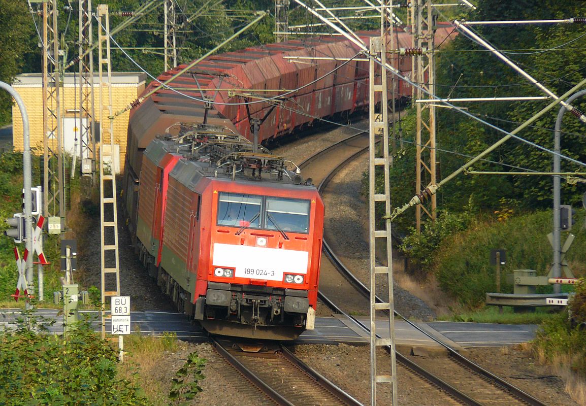 DB Schenker Lok 189 024-3 mit Schwesterlok. Bahn�bergang Emmericher Strasse in Elten 11-09-2013.

DB Schenker locomotief 189 024-3 met zusterloc voor een kolentrein. Overweg Emmericher Strasse in Elten, Duitsland 11-09-2013.