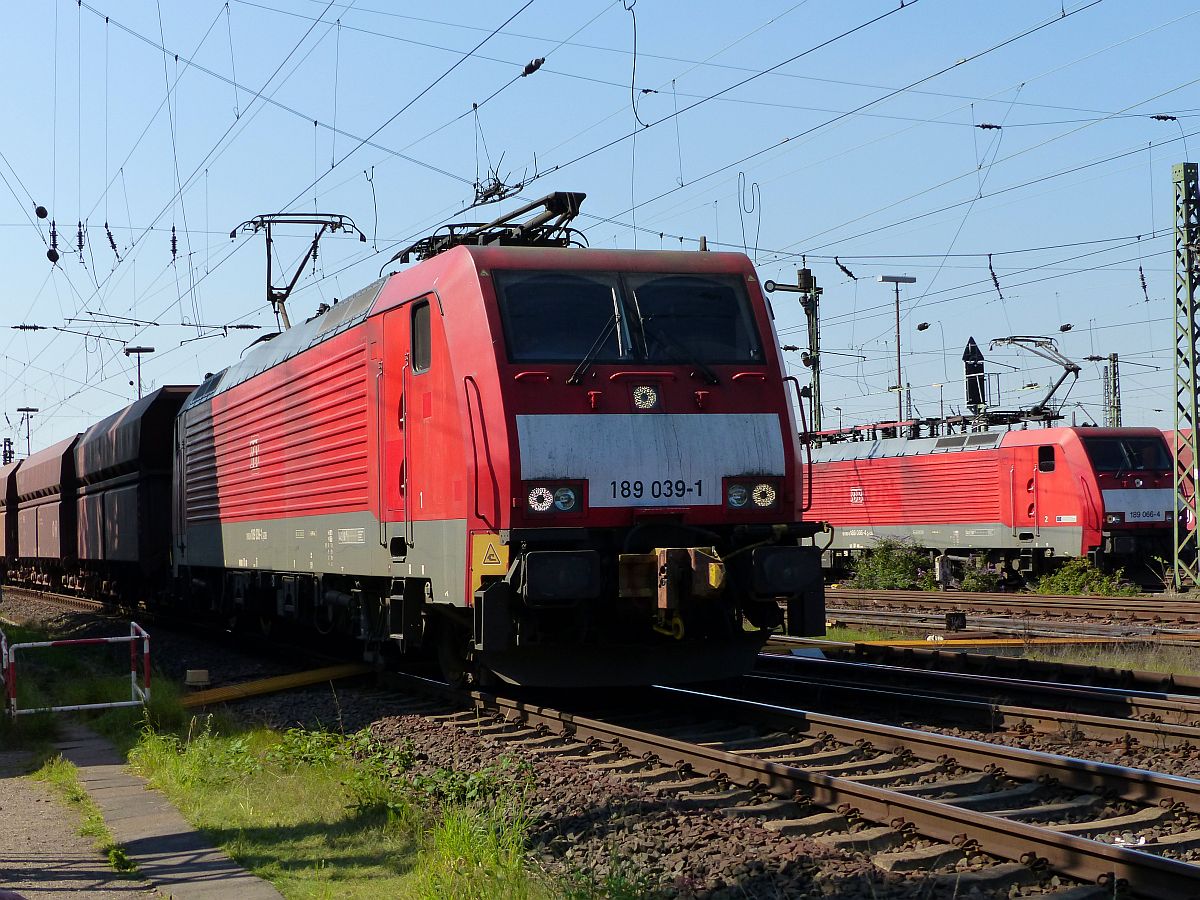 DB Schenker Lok 189 039-1 Oberhausen West am 11-09-2015.

DB Schenker loc 189 039-1 Oberhausen West 11-09-2015.