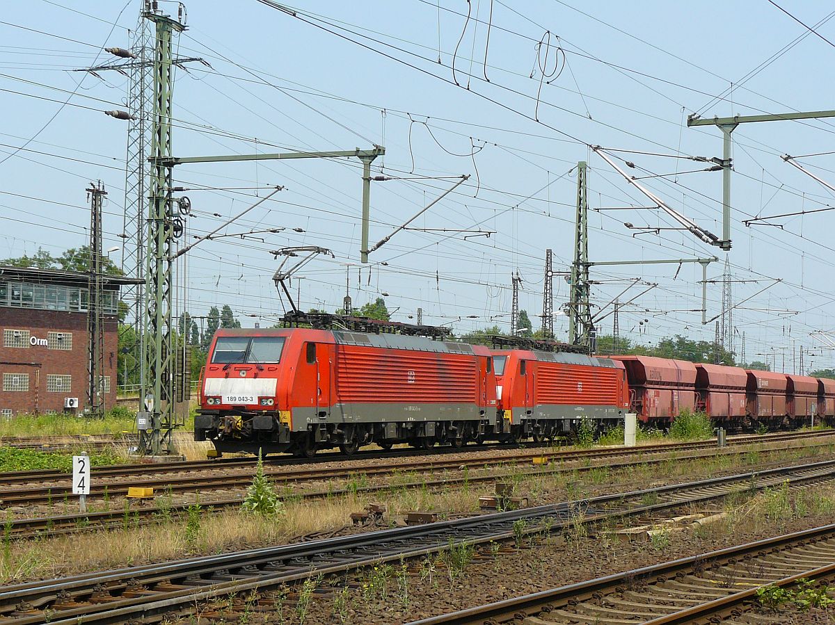 DB Schenker Lok 189 043-3 mit Schwesterlok. Oberhausen West 03-07-2015.


DB Schenker loc 189 043-3 met zusterloc. Oberhausen West 03-07-2015.