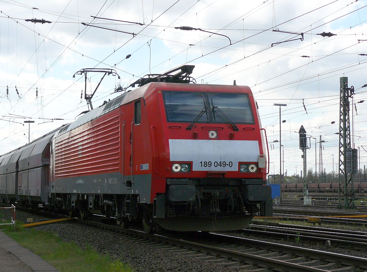 DB Schenker Lok 189 049-0 Oberhausen West 18-04-2015.

DB Schenker locomotief 189 049-0 met een goederentrein Oberhausen West, Duitsland 18-04-2015.