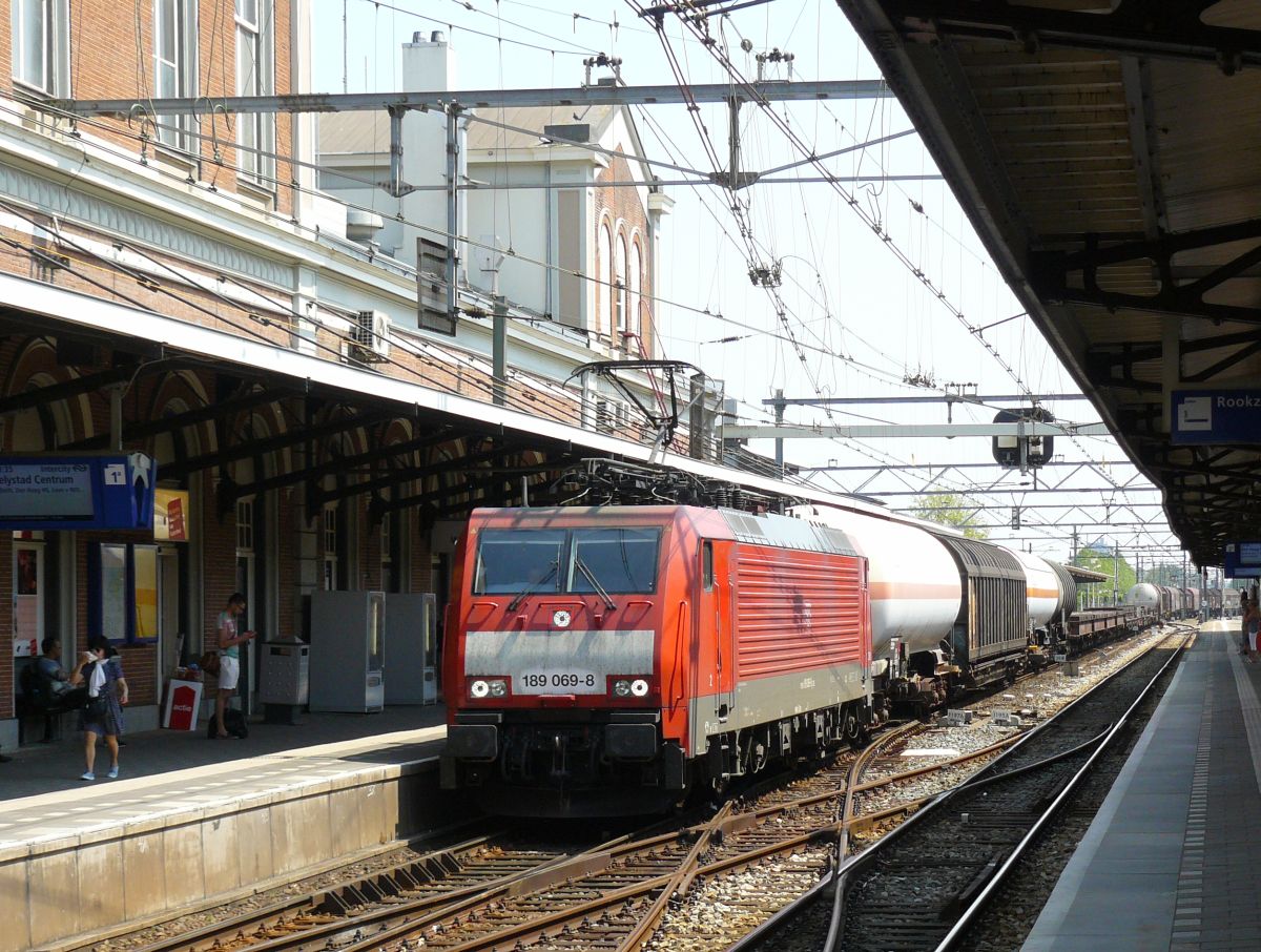 DB Schenker Lok 189 069-8 mit G�terzug. Gleis 1 Dordrecht, Niederlande 12-06-2015.

DB Schenker locomotief 189 069-8 met een goederentrein. Spoor 1 Dordrecht 12-06-2015.