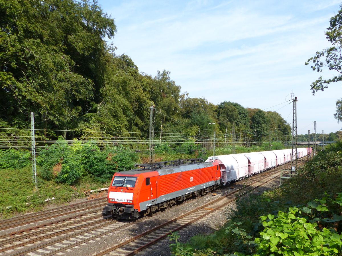 DB Schenker Lok 189 069-8 Abzweig Lotharstrasse, Forsthausweg, Duisburg 22-09-2016.

DB Schenker loc 189 069-8 Abzweig Lotharstrasse, Forsthausweg, Duisburg 22-09-2016.