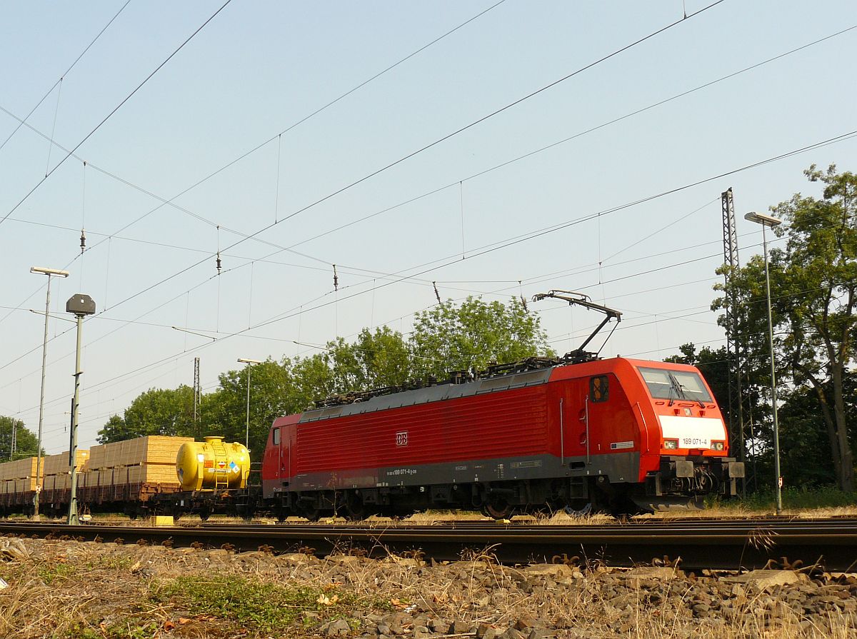 DB Schenker Lok 189 071-4 mit G�terzug nach Rotterdam, Niederlande.  Oberhausen Osterfeld, Duitsland 03-07-2015.

DB Schenker locomotief 189 071-4 met een bonte goederentrein naar Rotterdam.  Oberhausen Osterfeld, Duitsland 03-07-2015.