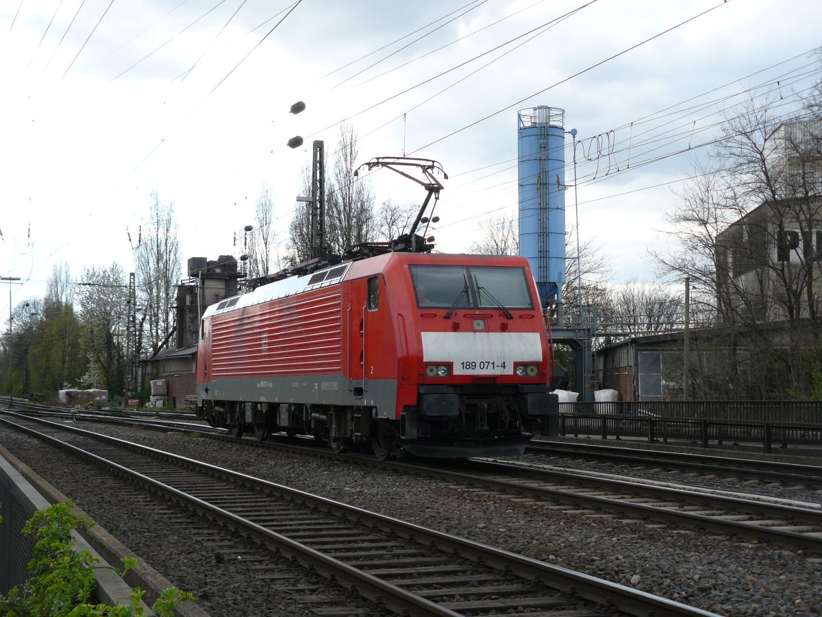 DB Schenker Lok 189 071-4 Oberhausen West 17-04-2015.

DB Schenker loc 189 071-4 Oberhausen West 17-04-2015.