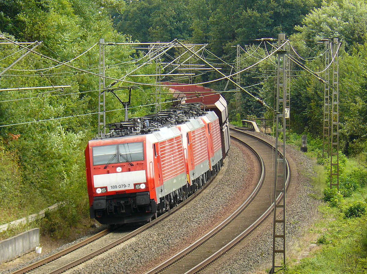 DB Schenker Lok 189 079-7 in Elten am 11-09-2013.

DB Schenker locomotief 189 079-7 met twee zusterlocomotieven in opzending en goederentrein in Elten 11-09-2013.