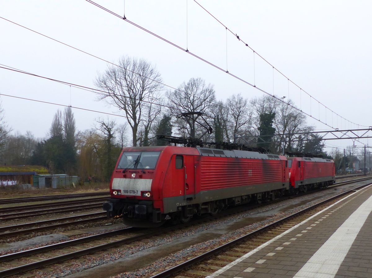 DB Schenker Lok 189 079-7 und 189 054-0 Gleis 6 Dordrecht, Niederlande 16-02-2017.

DB Schenker loc 189 079-7 en 189 054-0 spoor 6 Dordrecht 16-02-2017.