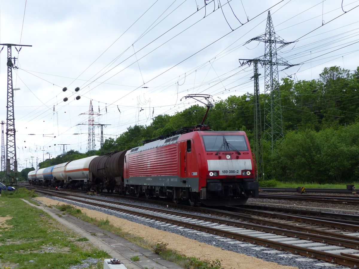 DB Schenker Lok 189 086-2 Rangierbahnhof Gremberg, Porzer Ringstra�e, K�ln 20-05-2016.

DB Schenker loc 189 086-2 met een korte goederentrein rangeerstation Gremberg, Porzer Ringstra�e, Keulen 20-05-2016.